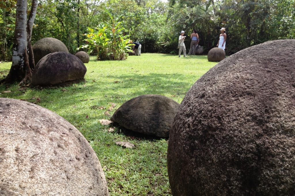 Algunas de las esferas de piedra que se encuentran en Finca 6 al cuidado del Museo Nacional de Costa Rica. Foto: Axxis10.