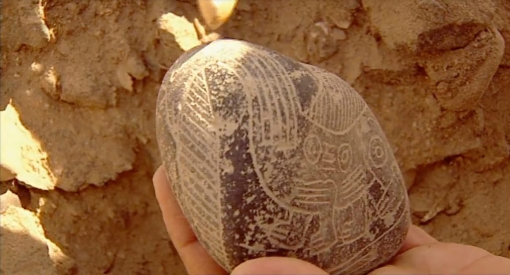 Piedra de Ica supuestamente desenterrada por los huáqueros para 'Planeta encantado'. Foto: TVE.