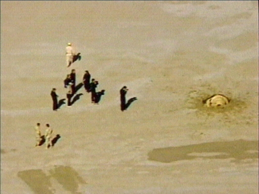 Imagen de la caída y el rescate de la sonda ‘Génesis’ de la NASA. Foto: NASA TV.