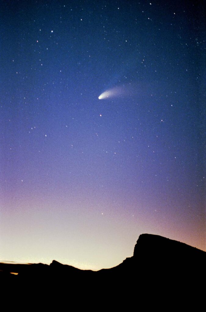 El cometa Hale-Bopp, fotografiado desde el valle de la Muerte (California) en abril de 1997. Foto: Mkfairdpm.