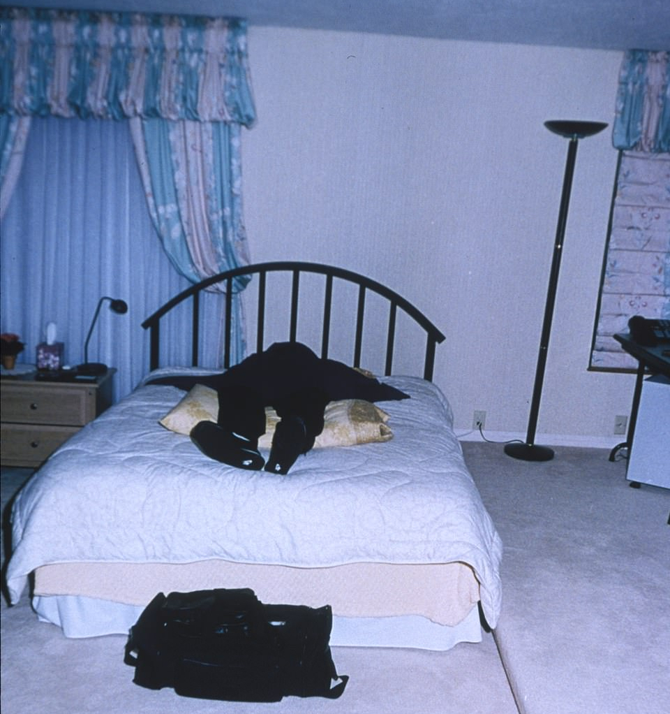 Cuerpo de uno de los suicidas, en un dormitorio de Rancho Santa Fe. Foto: Departamento del Sheriff de San Diego.