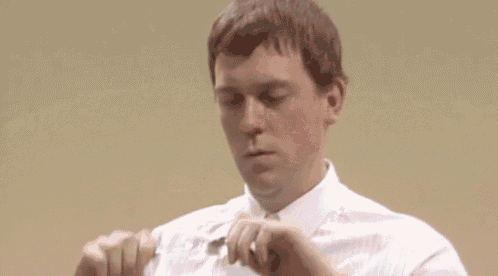 Hugh Laurie dobla cucharas al estilo de Uri Geller