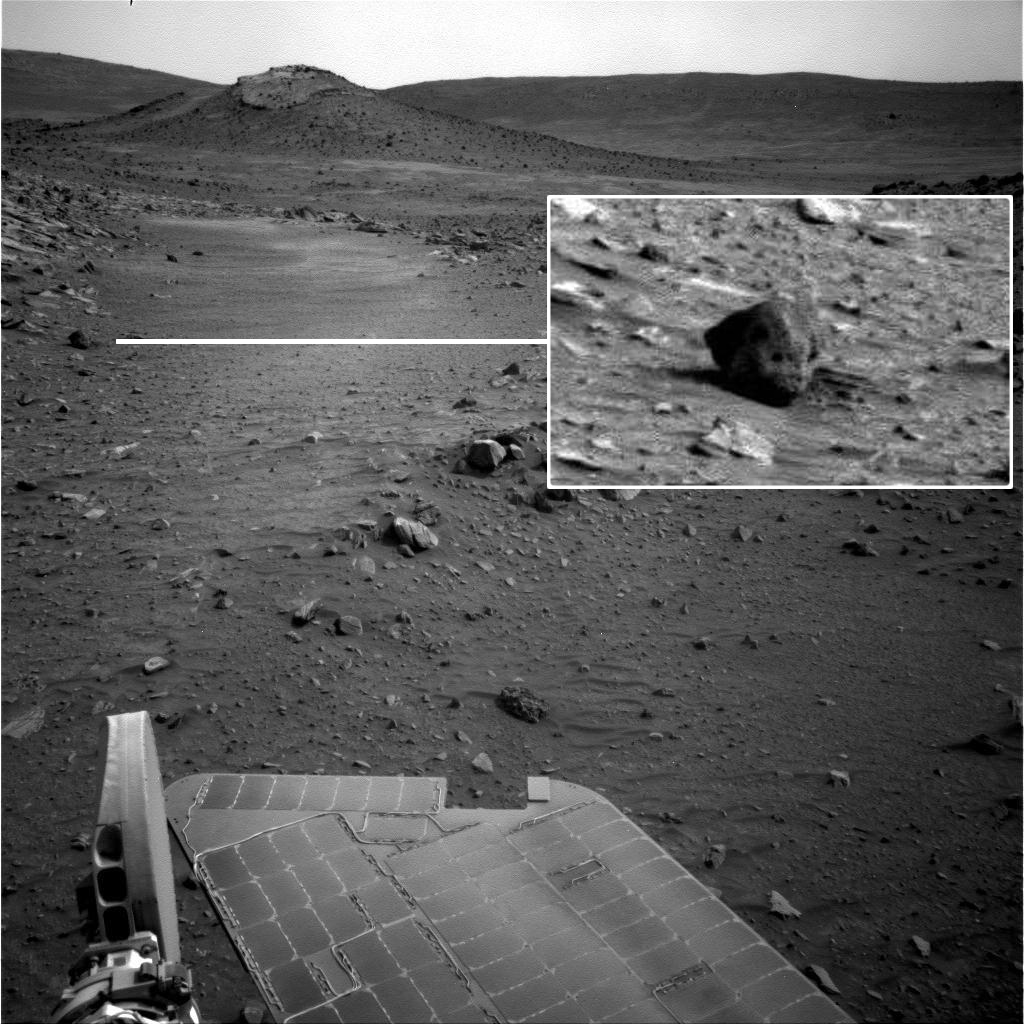 VIsta del montículo Von Braun, con la calavera marciana a la izquierda. Foto: NASA.