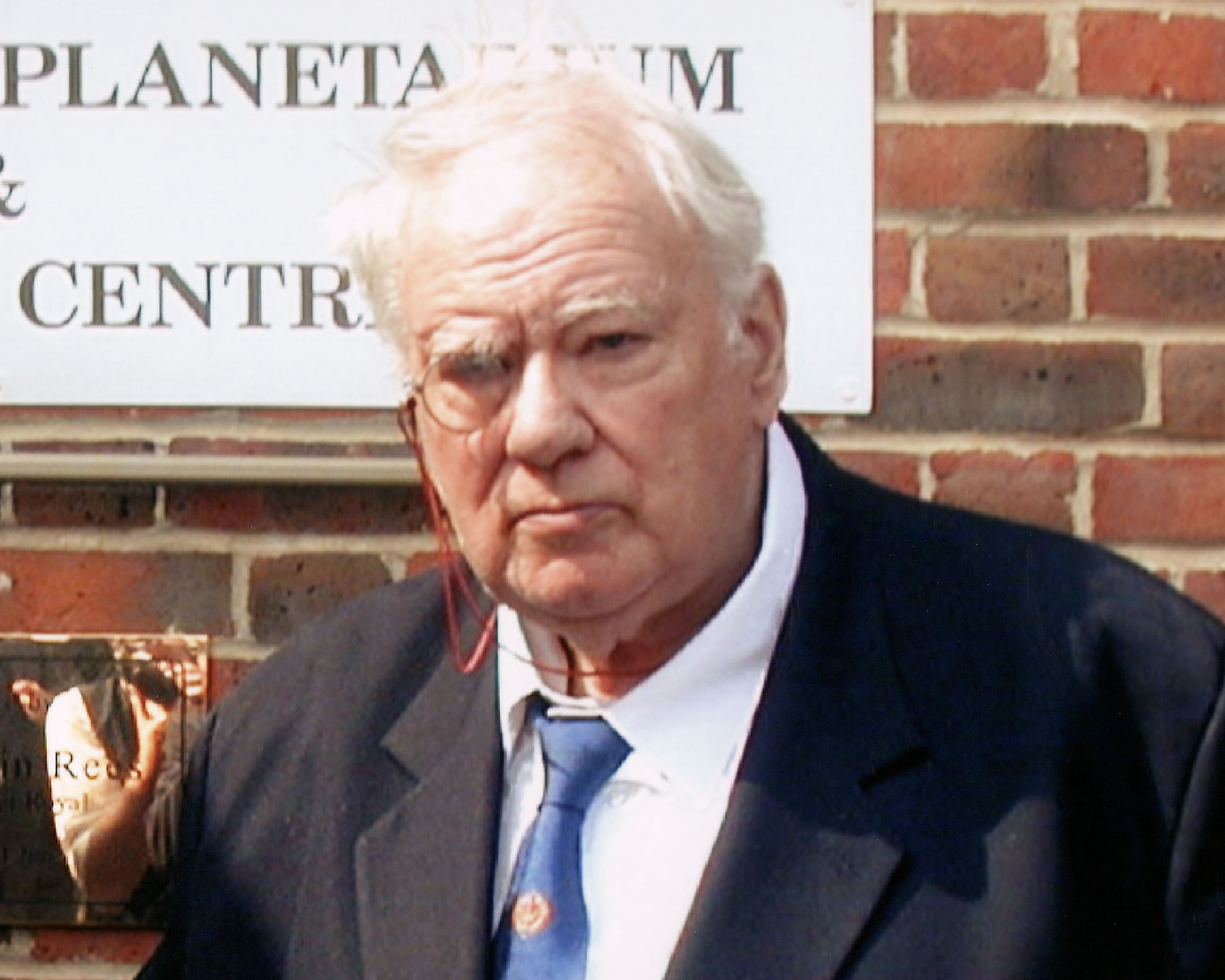 El astrónomo escéptico Patrick Moore persiguió un platillo volante alrededor de un castillo irlandés