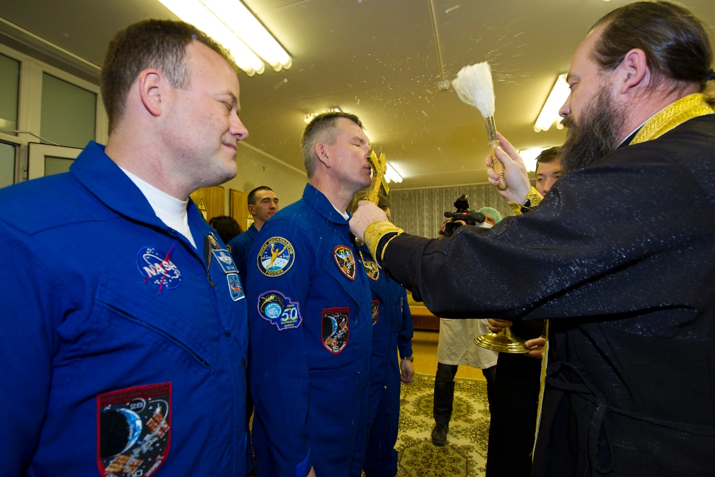 Un sacerdote ortodoxo bendice a los componentes de la Expedición 27 a la Estación Espacial Internacional. Foto: Carla Cioffi / NASA.