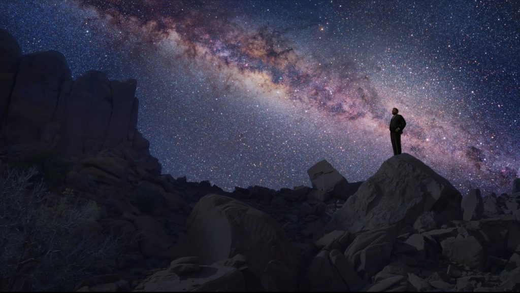 Neil deGrasse Tyson observa la Vía Láctea, en una escena del nuevo 'Cosmos'.