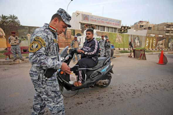 Un policía iraquí usando ayer el ADE 651 en el centro de Bagdad. Foto: AP.