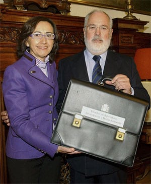 Rosa Aguilar y Miguel Arias Cañete, el día del traspaso de poderes. Foto: Efe.