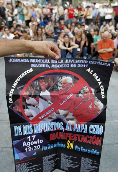 Un cartel contra la visita de Benedicto XVI, en una asamblea de integrantes del movimiento de los 'indignados' en Madrid. Foto: Efe.