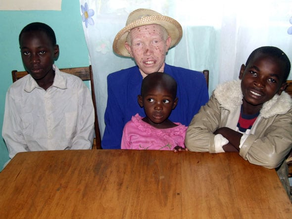 Mary Owido, con tres de sus hijos en su casa de Ahero, al oeste de Kenia. Foto: AP.