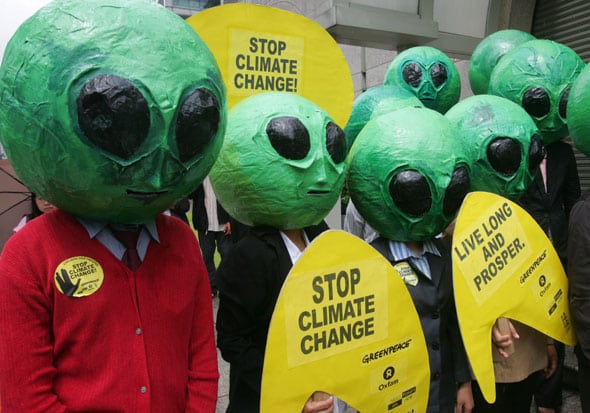 Los manifestantes disfrazados de extraterrestres, ante la sede del Banco Asiático para el Desarrollo en Manila. Foto: AP.