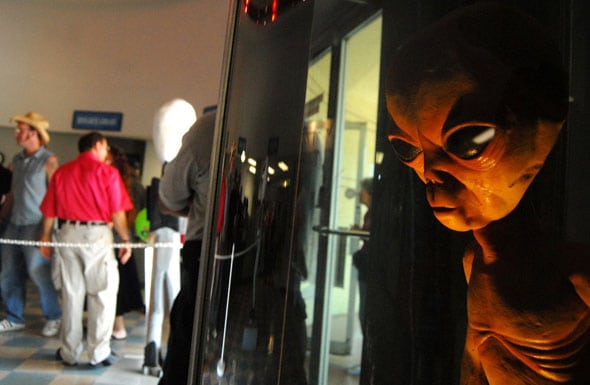 Un extraterrestre vigila a la gente que hace cola para entrar al Museo Ovni de Roswell. Foto: AP.