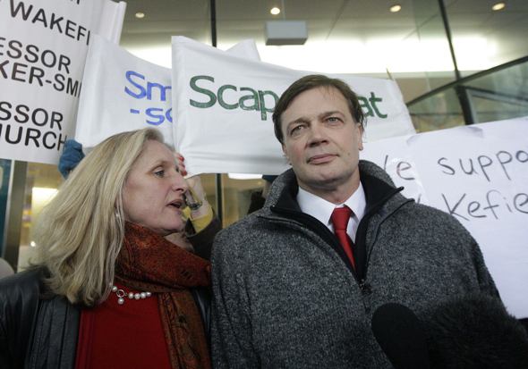 Andrew Wakefield, con su esposa Carmel, llegando a la sede del Consejo general Médico, en Londres en enero de 2010. Foto: AFP.