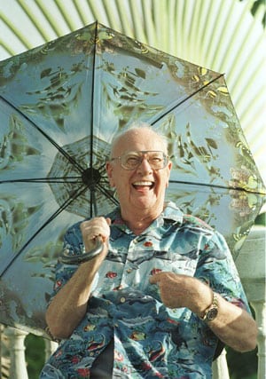 Arthur C. Clarke, sonriente a las afueras de su casa de Colombo hace ocho años. Foto: AP.