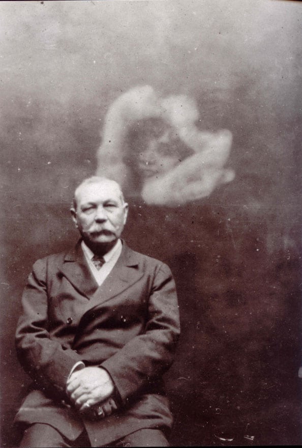 Arthur Conan Doyle con un espíritu, hacia 1922.