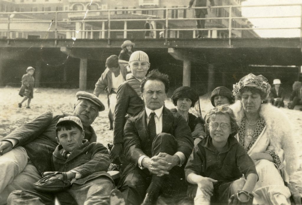 Arthur Conan Doyle y Harry Houdini con sus respectivas esposas y los hijos del escritor, en la playa de Atlantic City el 17 de junio de 1922.