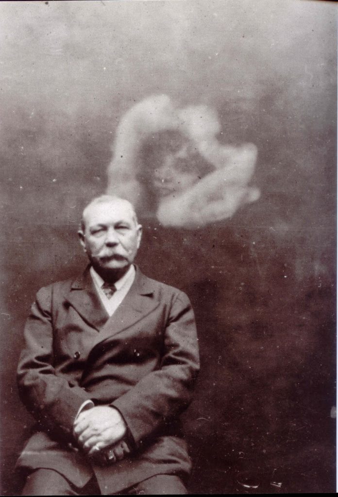 Sir Arthur Conan Doyle con un espíritu. Foto: Ada Deane.