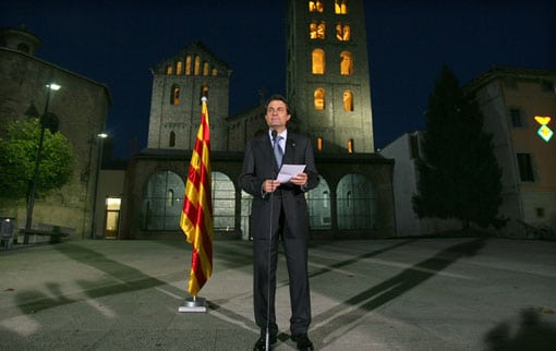 Artur Mas lee la declaración patriótica delante del monasterio de Santa María de Ripoll. Foto: Efe.