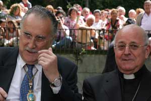 ñaki Azkuna y el obispo Ricardo Blazquez, durante la celebracion del dia de la Virgen de Begoña de 2008. Foto: Telepress.