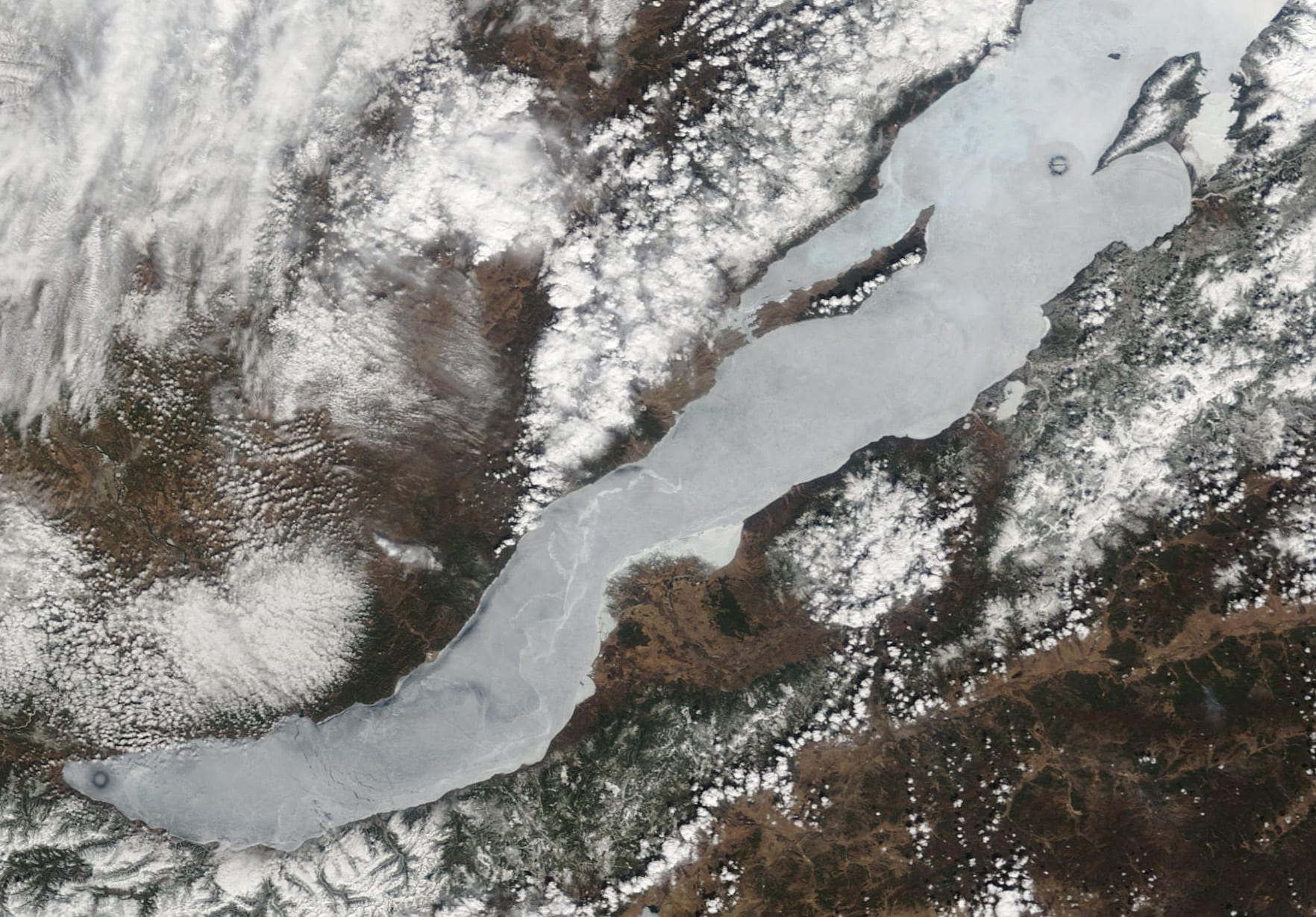 Los círculos en el hielo del lago Baikal. Foto: NASA.