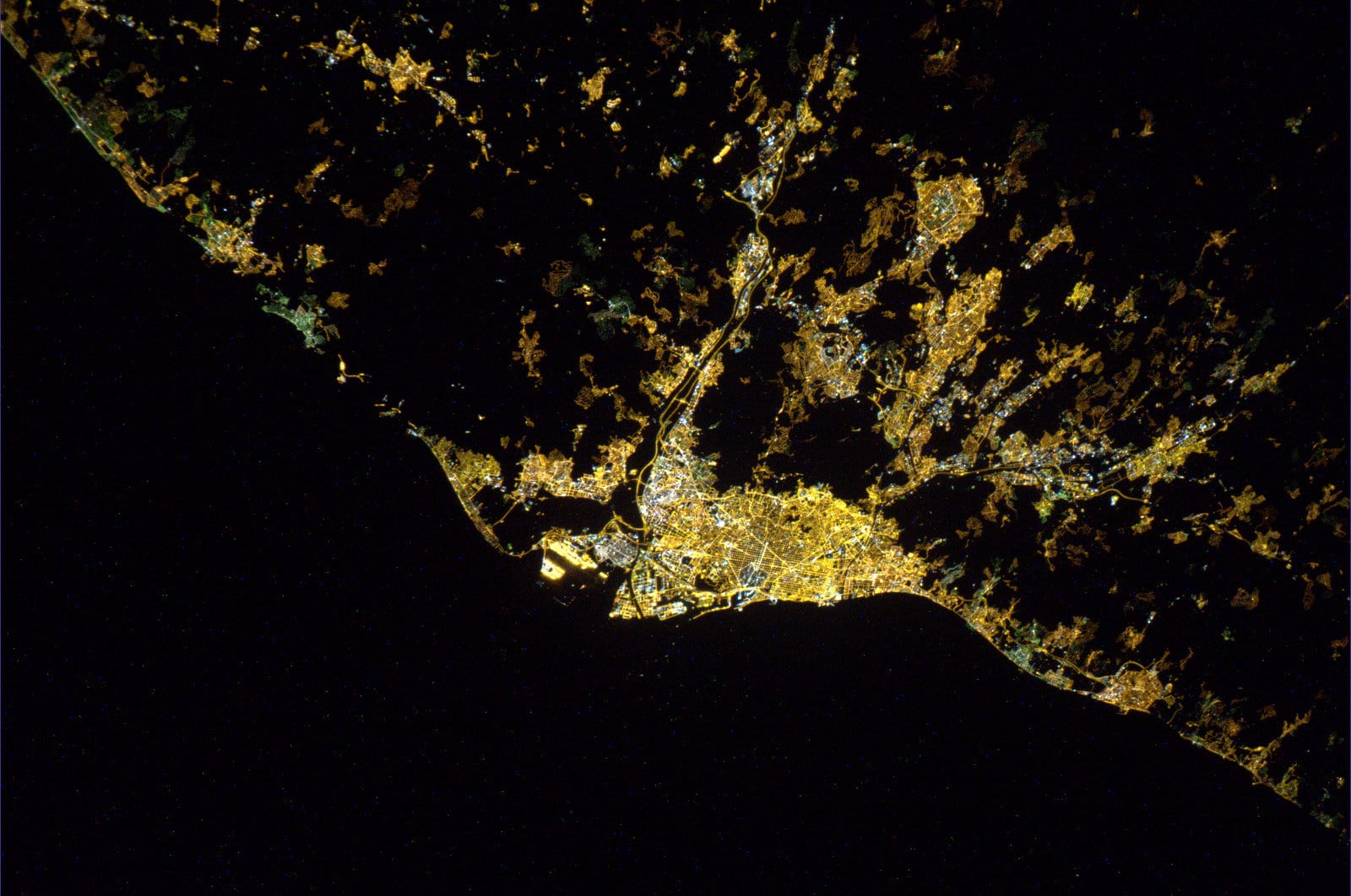 Barcelona, de noche desde la ISS. Foto: Paolo Nespoli/ESA-NASA.