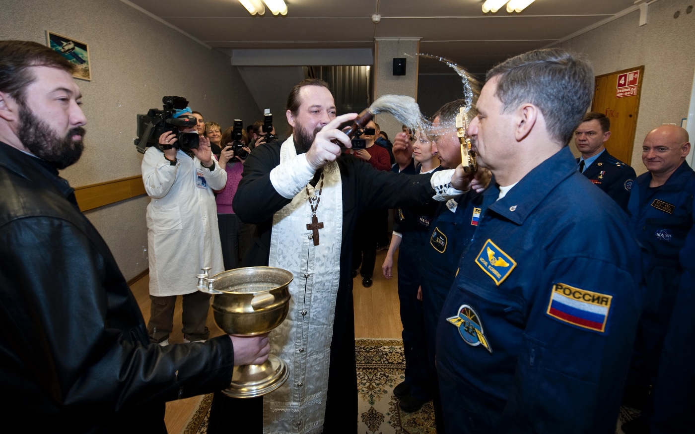 Un sacerdote ortodoxo bendice a los componentes de la Expedición 23 a la Estación Espacial Internacional. Foto: Bill Ingalls / NASA.