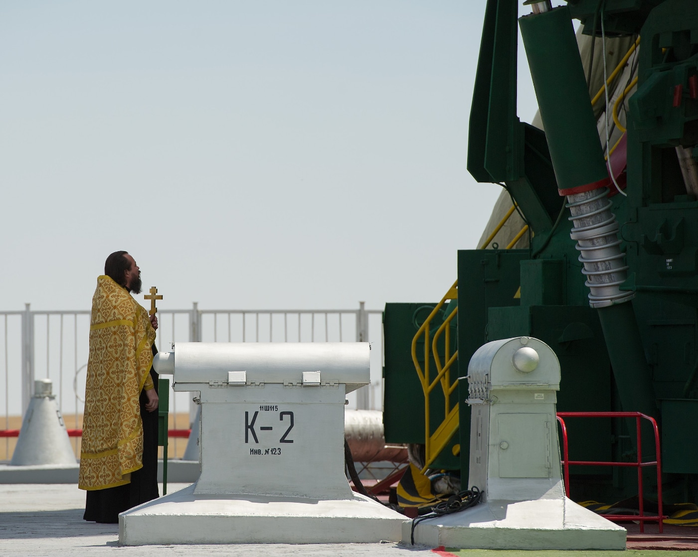 Un sacerdote ortodoxo bendice el cohete de la Expedición 32 a la Estación Espacial Internacional. Foto: Carla Cioffi / NASA.