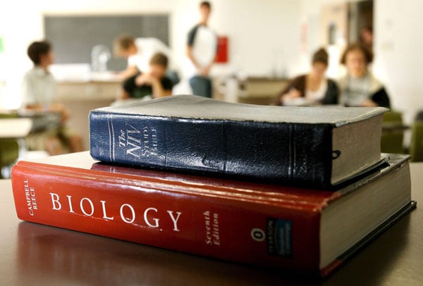 Una biblia sobre un texto de Biología durante una clase de ciencias en la Escuela Cristiana de York, en Dover, Pensilvania. Foto: Efe.