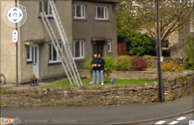 El hombre con dos cabezas y tres piernas de Google Street View.