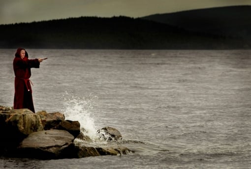 Un brujo invoca al monstruo de lago Ness. Foto: Reuters.