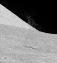 Vista del polvo lunar levantado por el martillo al caer al suelo. Foto: NASA.