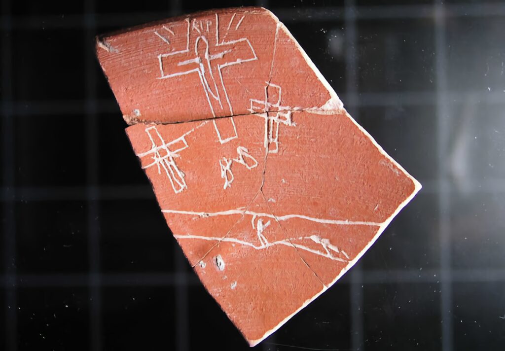 Fotografía del fragmento de cerámica de Iruña-Veleia con el supuesto primer Calvario.