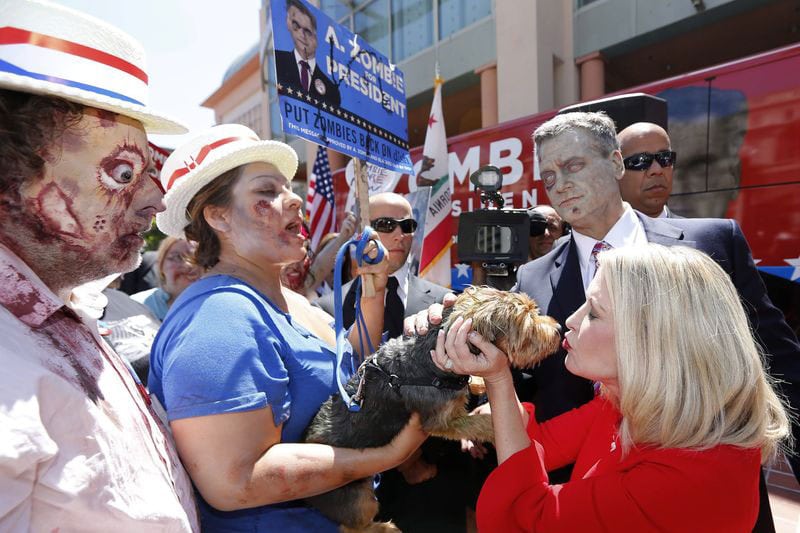 A. Zombie y su esposa Patty Morgan-Zombie presentan en San Diego la candidatura del primero a la Casa Blanca, en un montaje de AMC, la productora de 'The walking dead'. Foto: AFP.