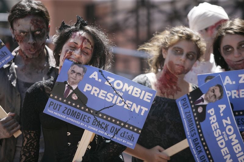 A. Zombie y su esposa Patty Morgan-Zombie presentan en San Diego la candidatura del primero a la Casa Blanca, en un montaje de AMC, la productora de 'The walking dead'. Foto: AFP.