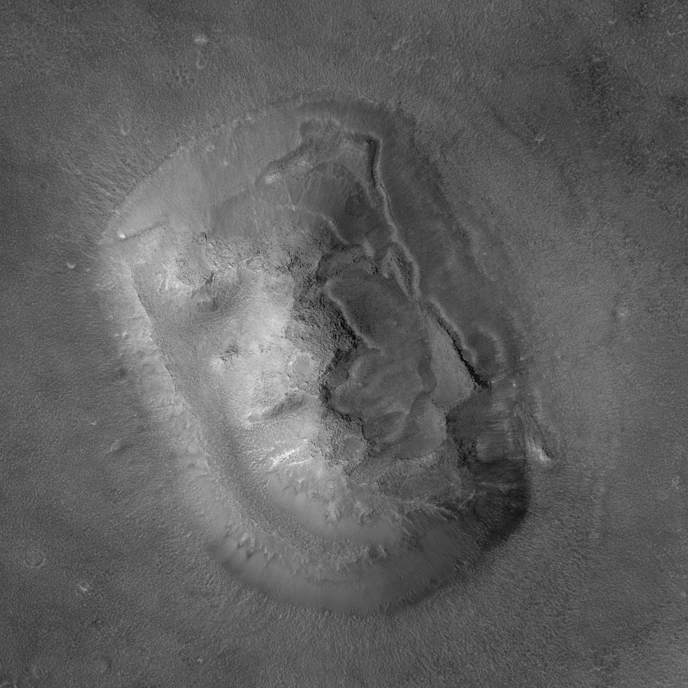 La cara de Marte fotografiada por la 'Viking 1' en 1976 y por la 'Mars Global Surveyor' en 2001. Fotos: NASA.