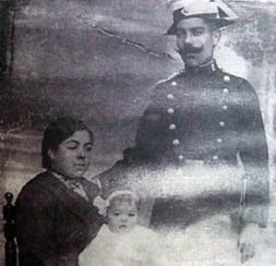 Foto original del guardia civil con su familia. Obsérvese el bigote con las puntas hacia arriba.
