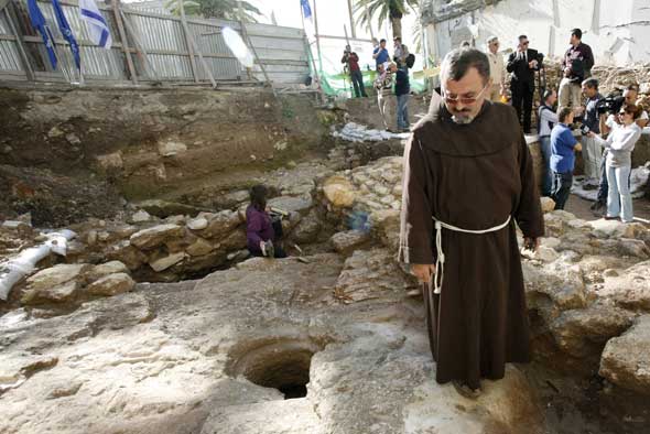 Un religioso de la basílica de la Anunciación visita en Nazaret los restos de la casa de época de Jesús. Foto:Reuters.