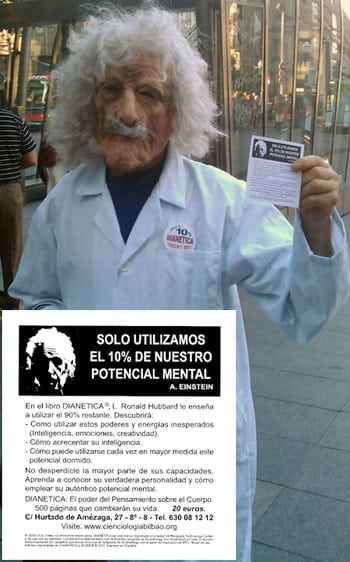 Cienciólogo vasco, repartiendo propaganda en Bilbao disfrazado de Einstein. Foto: César Higuero.