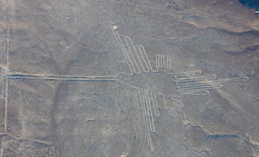 Vista aérea del colibrí, uno de los geoglifos más conocidos de las líneas de Nazca. Foto: Diego Delso.
