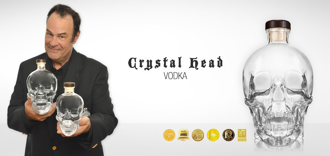 Dan Aykroyd vende vodka en calaveras de cristal con las que dice que puede conectarse con el Más Allá
