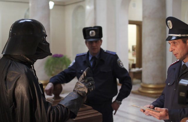 El hombre disfrazado de Darth Vader entra el Ayuntamiento de Odessa. Foto: AFP.