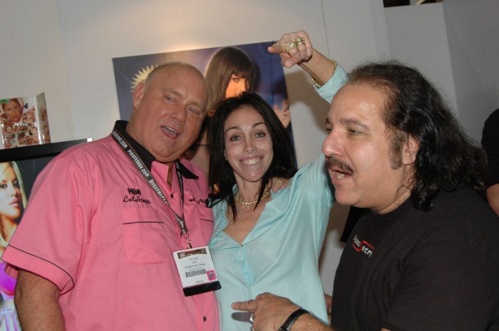 Dennis Hof, Heidi Fleiss y el actor porno Ron Jeremy, en una convención de cine porno en Las Vegas en 2006. Foto: Daniel Dacumos.