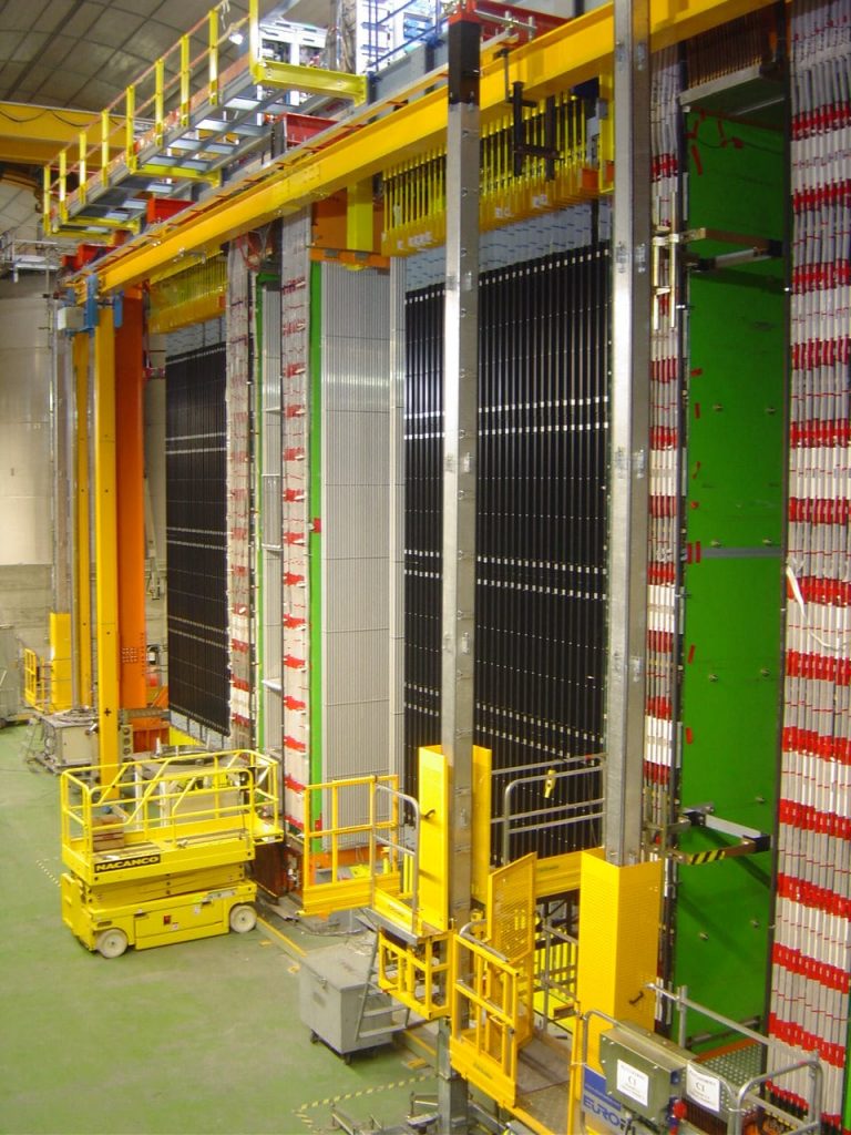 El detector del Proyecto de Oscilación con el Aparato de Seguimiento de Emulsión (OPERA), con sus dos módulos gemelos. Foto: CERN