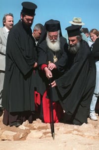 El patriarca de Jerusalén, Diodorus I, bendiciendo en 1997 una piedra en la que se dice que se sentó la Virgen camino de Belén.