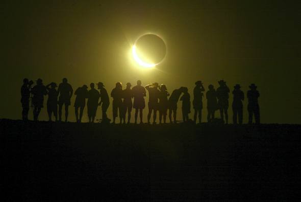 Turistas presencian el eclipse de sol del 4 de diciembre de 2002, a las afueras de la ciudada australiana de Lyndhurst. Foto: Reuters.