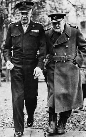 Eisenhower y Churchill, en Francia el 15 de noviembre de 1944. Foto: AP.