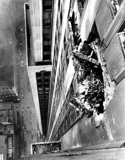 Daños ocasionados en la fachada del Empire State por el choque de 1945. Foto: AP.