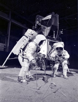 Aldrin y Armstrong ensayan el alunizaje en 1969 en un decorado para entrenamiento de la NASA. Foto: NASA.