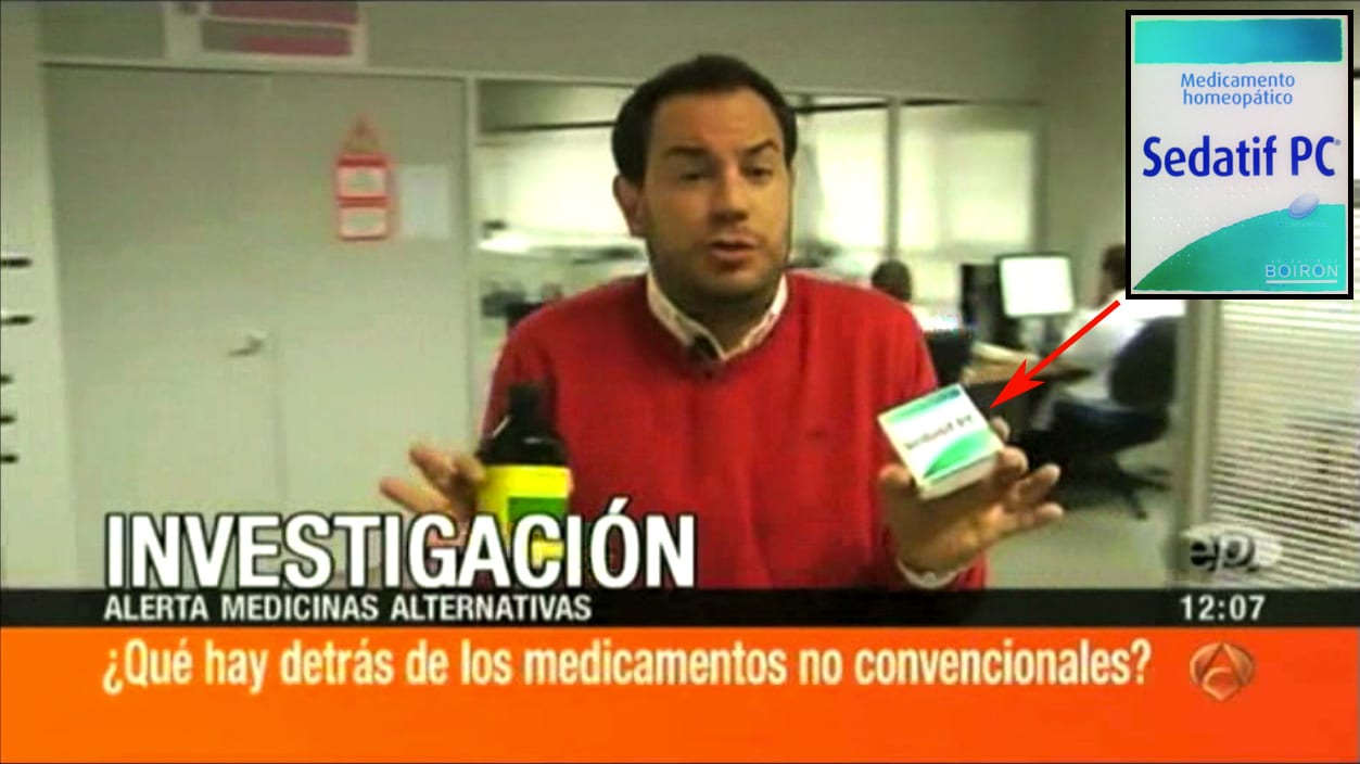 El reportero de Antena 3, con el repolarizador magnético celular en la mano derecha y el Sedatif PC en la izquierda, en los laboratorios de la UPV.