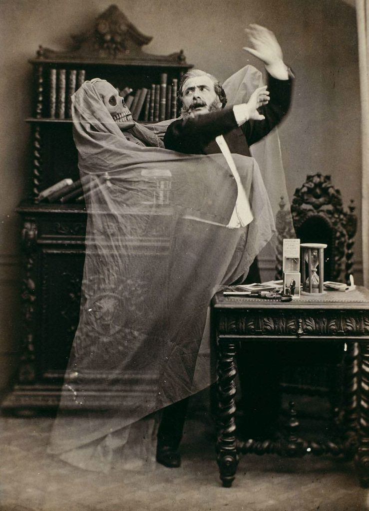 El ilusionista francés Henry Robin, con un espectro. Foto de Eugène Thiébault (1863).
